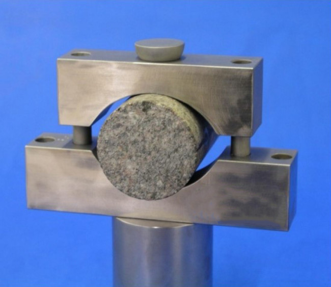 Brazilian splitting fixture with rock specimen